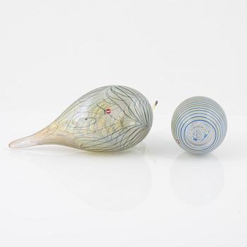 Oiva Toikka, an annual glass bird with its egg, year 2007, both signed O. Toikka Nuutajärvi, the egg numbered 292/750.