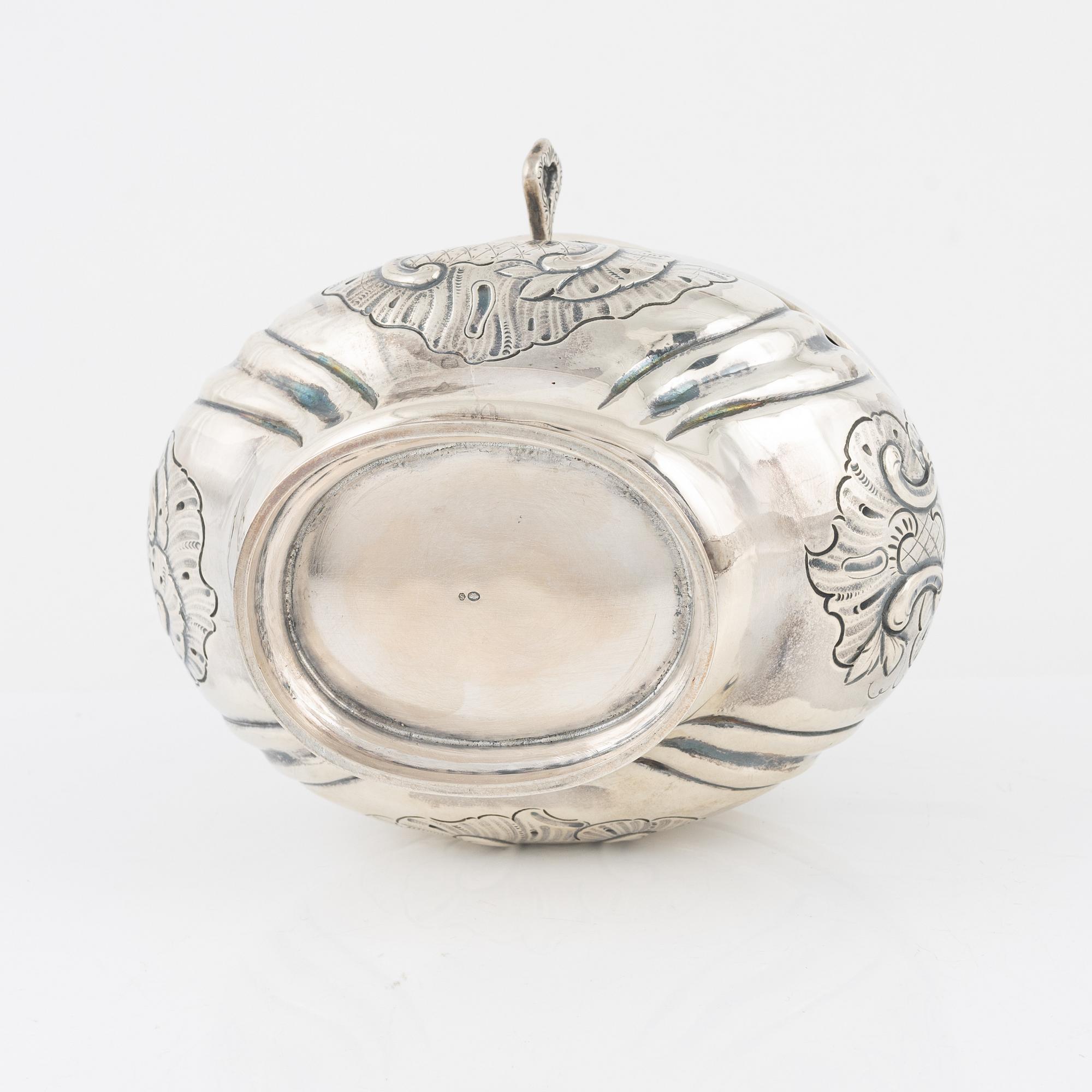 A rococo style silver sugar box, 20th Century. - Bukowskis