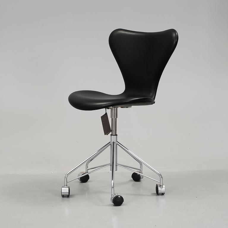 SKRIVBORDSSTOL, Arne Jacobsen "Sjuan", Fritz Hansen. 2013/2014.