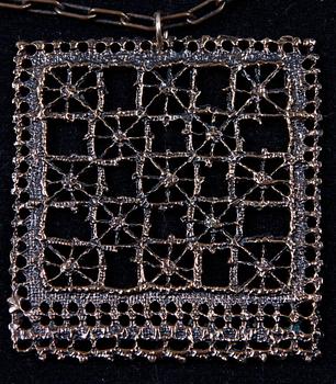 HALSSMYCKE, mässing, Pentti Sarpaneva, 1960/70-tal.