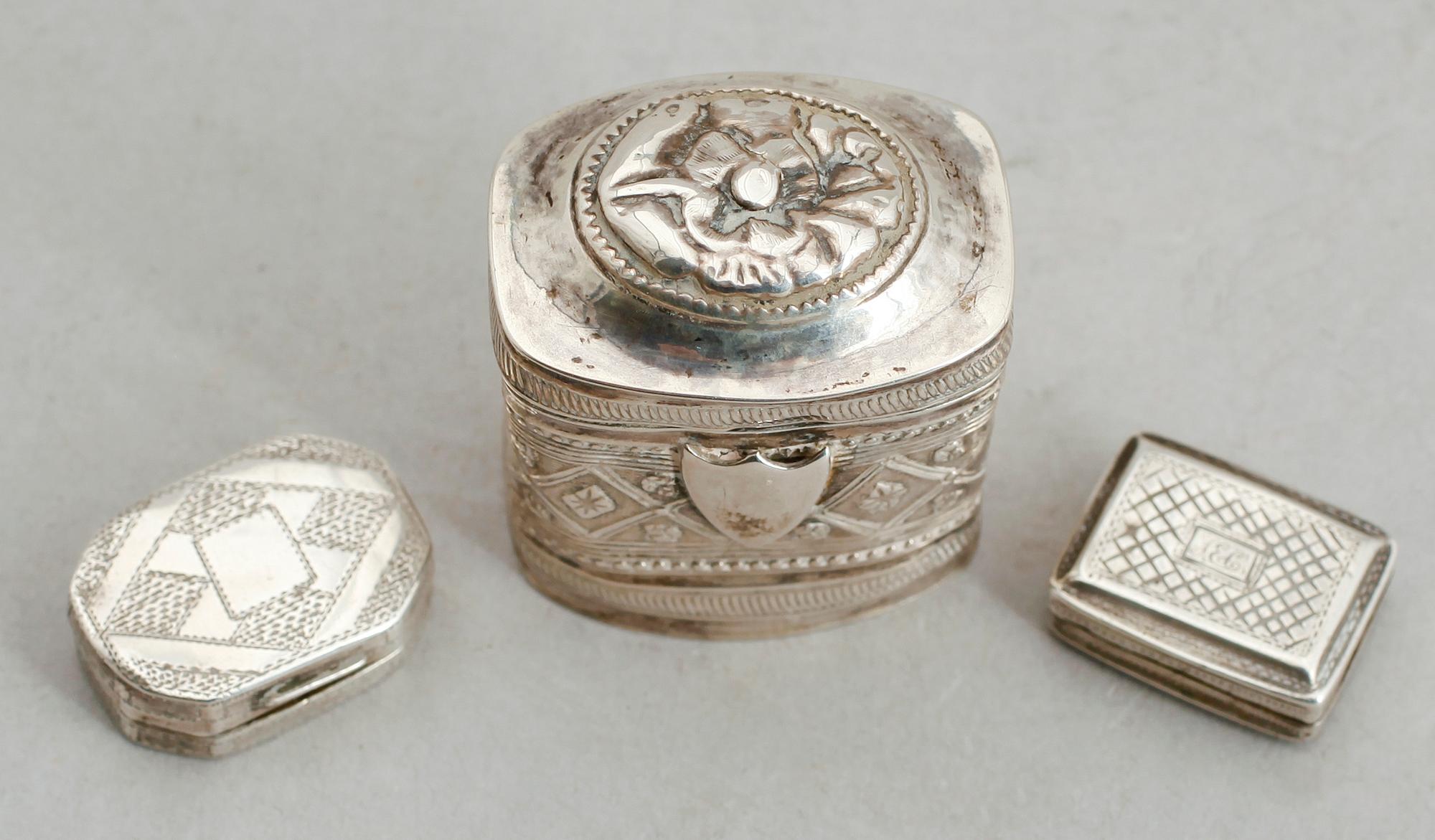 DOSOR, 3 st, silver, 1800-tal. Vikt ca 31 g.