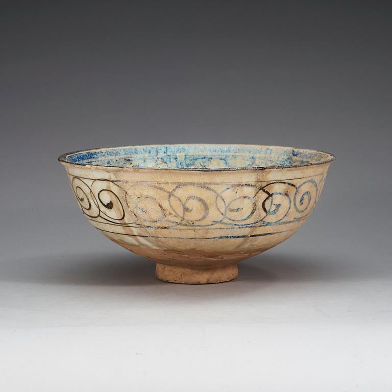 A MAMLUK BOWL, underglaze painted pottery. Diameter 28 cm, height 12,5 cm. Syria 14th century.