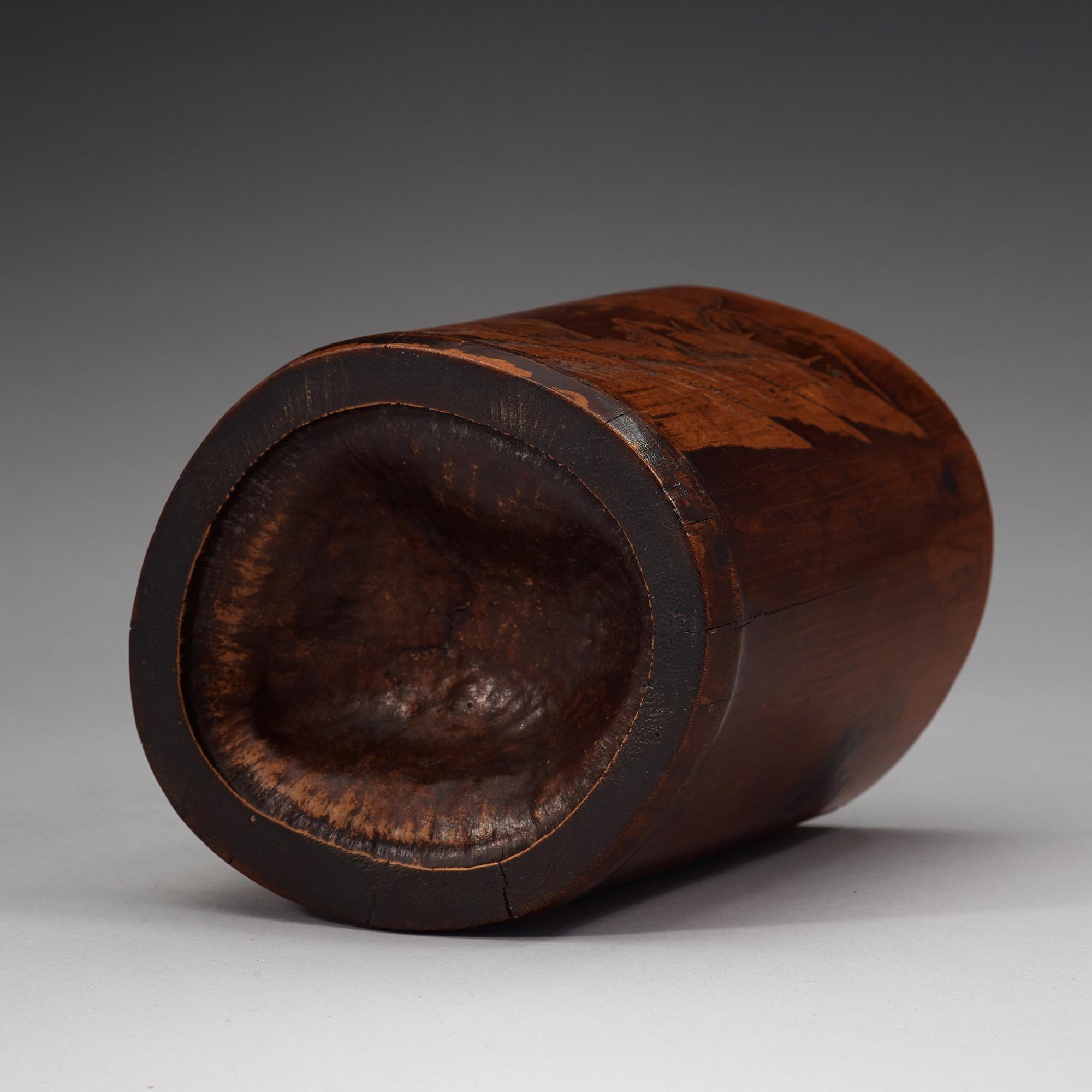 PENSELMUGG, bambu. Skuren dekor, tidigt 1900-tal.