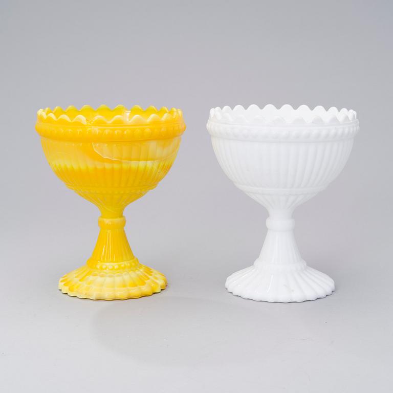 ARMI RATIA. KULHOJA, 7 KPL. Mariskooli. Otettu käyttöön Armi Ratian johdolla Marimekolle 1965.