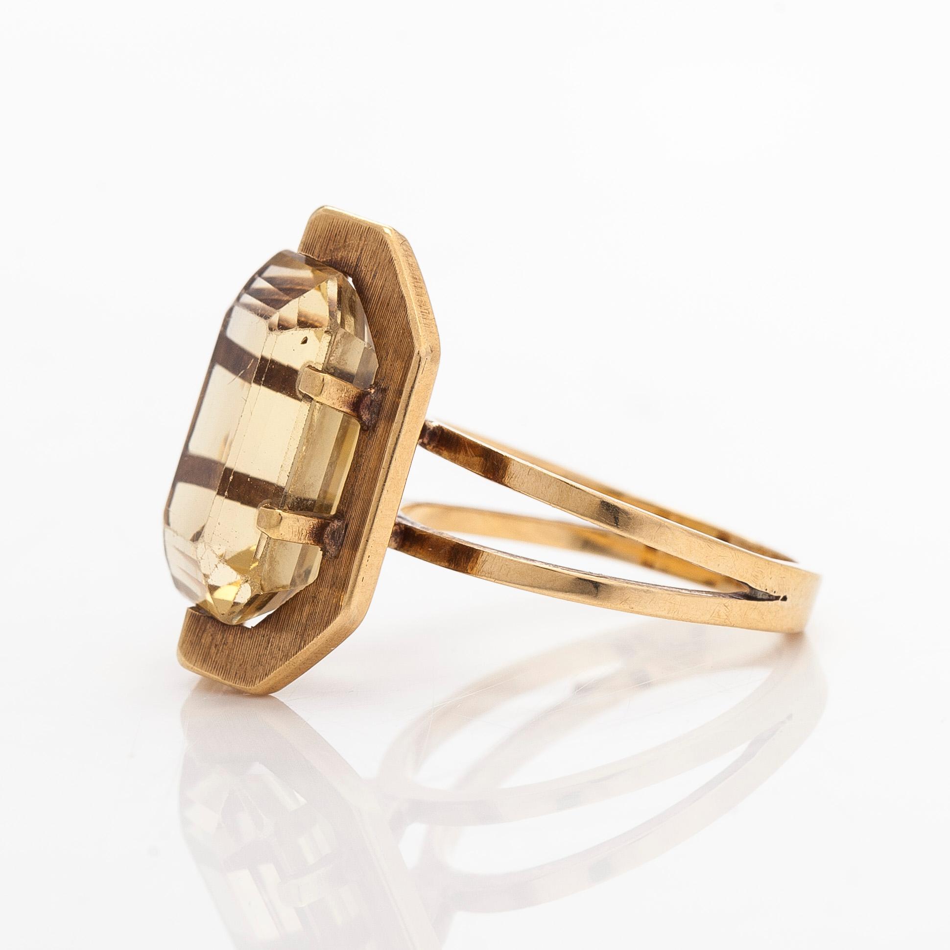 Ring in 17K gold and emerald-cut citrine, with foreign hallmarks.