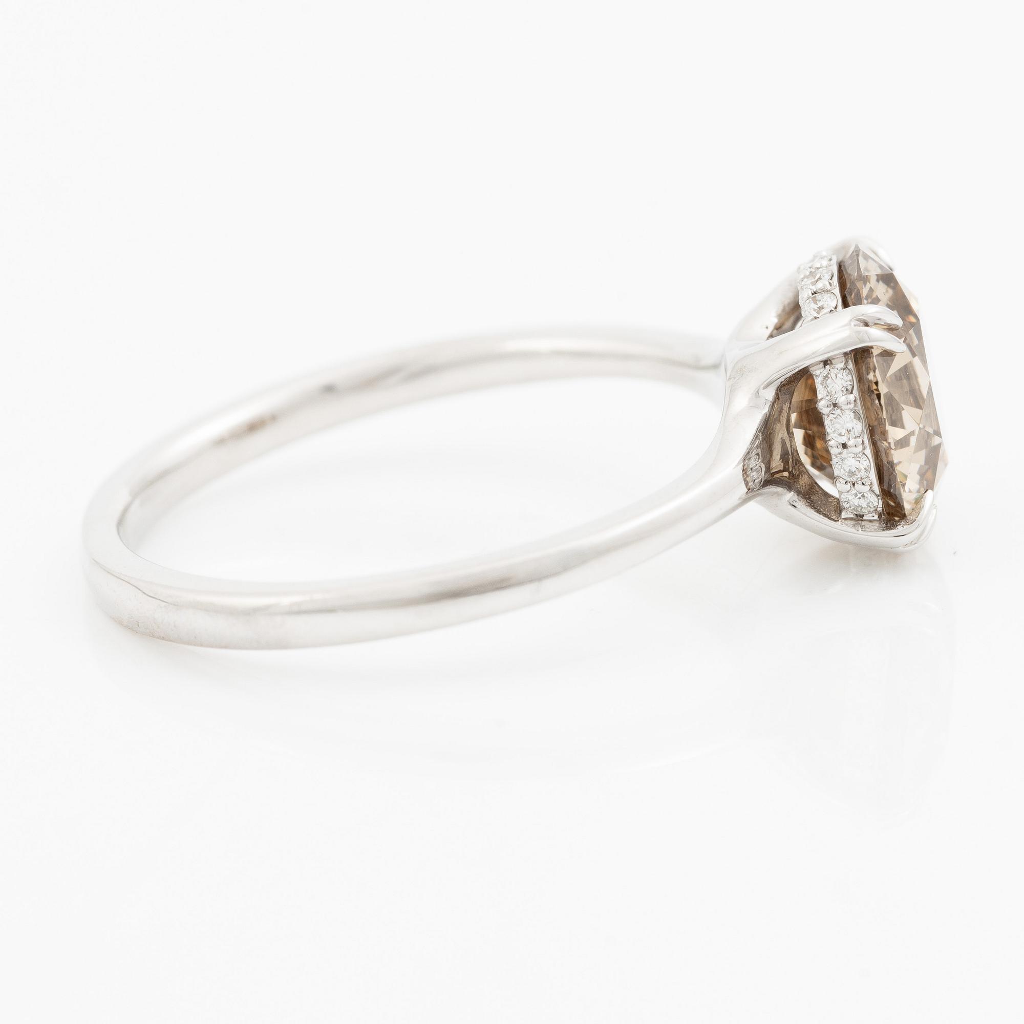 Ring in 18K white gold set with a round brilliant-cut diamond weighing 2.54 ct, accompanied by a GIA report.