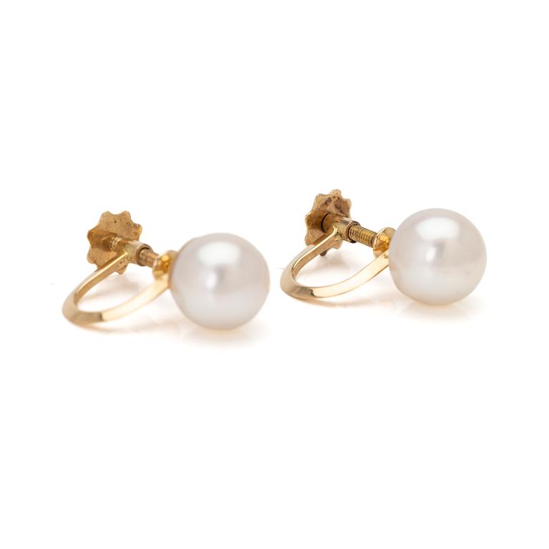 A pair of 18K gold earrings with cultured pearls.