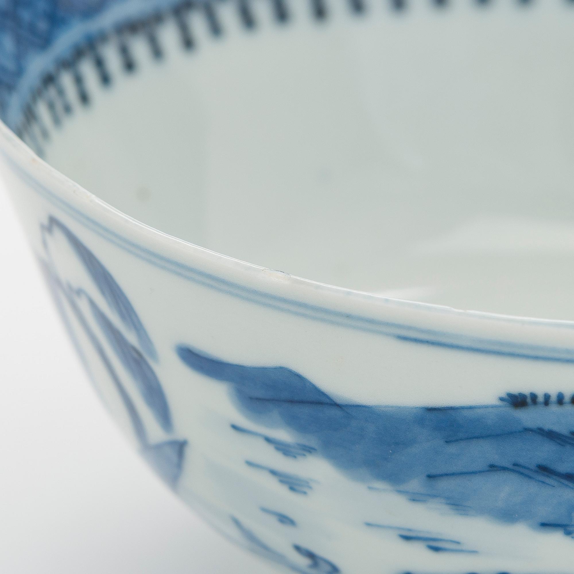 A large blue and white porcelain dish and a bowl. China, late Qing dynasty.