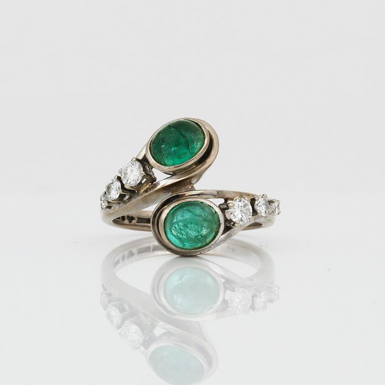 SYSKONRING, 18K vitguld med smaragder samt briljantslipade diamanter, Åhlén & Samuelsson, Stockholm, 1977. Vikt 7,75 g.
