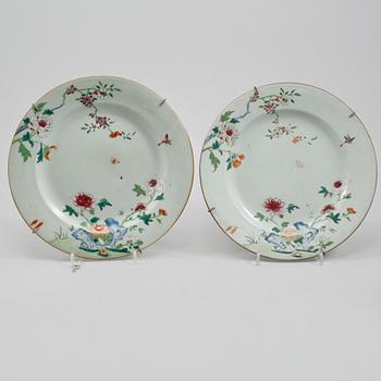 BÅLSKÅL samt TALLRIKAR, 2 st, porslin, Kina, 1700-tal.