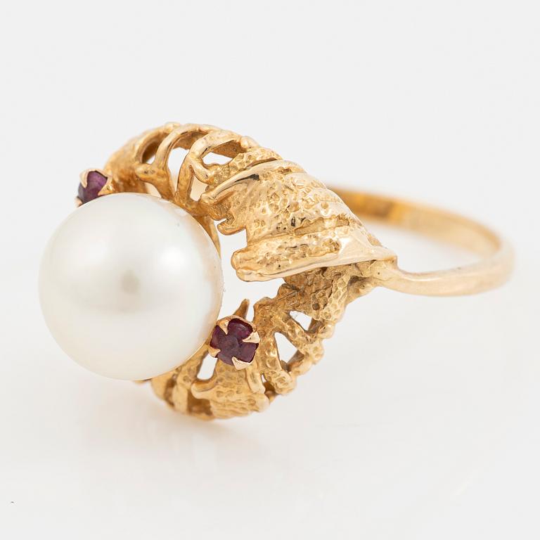 18K gold ring with a cultured pearl and red stones.