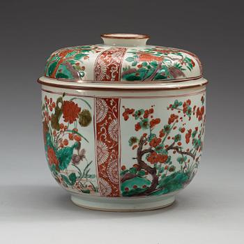 BURK med LOCK, porslin. Qing dynastin, Kangxi (1662-1722).