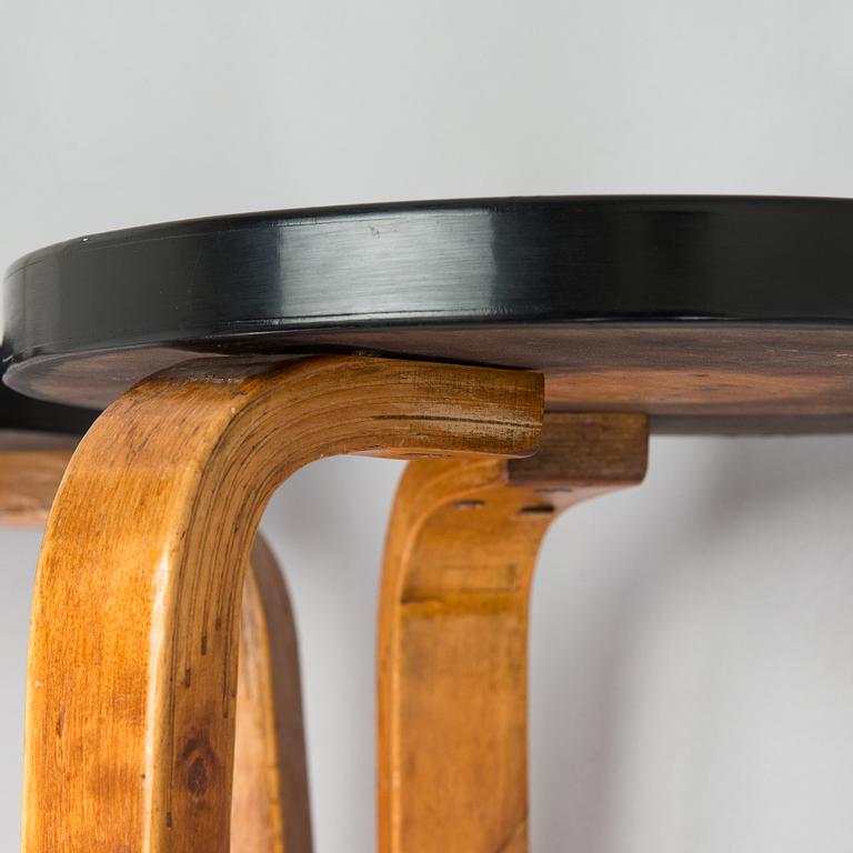 Alvar Aalto, jakkarapari, malli 60, O.Y. Huonekalu-ja Rakennustyötehdas A.B, Finmar, Suomi, 1934–39.