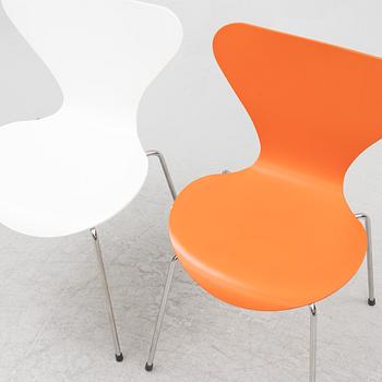 Arne Jacobsen, stolar 5 st, "Sjuan" för Fritz Hansen Danmark, 2011.