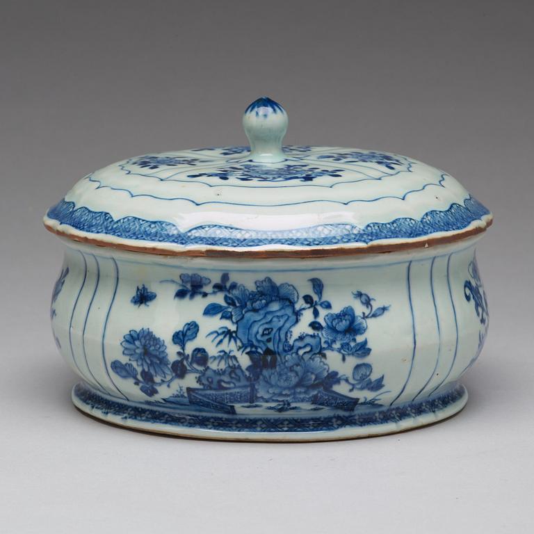 A blue and white tureen with cover, Qing dynasty, Qianlong (1736-95).