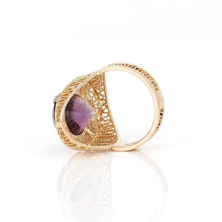 RING, 18K guld med ovalslipad ametist ca 9,00 ct och filigranarbete, Ivar Öhman, Umeå, 1963. Total vikt ca 8,43 g.