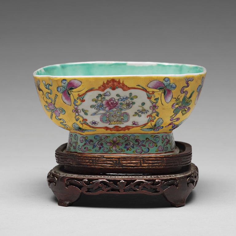 A famille rose bowl, Qing dynasty, circa 1900.