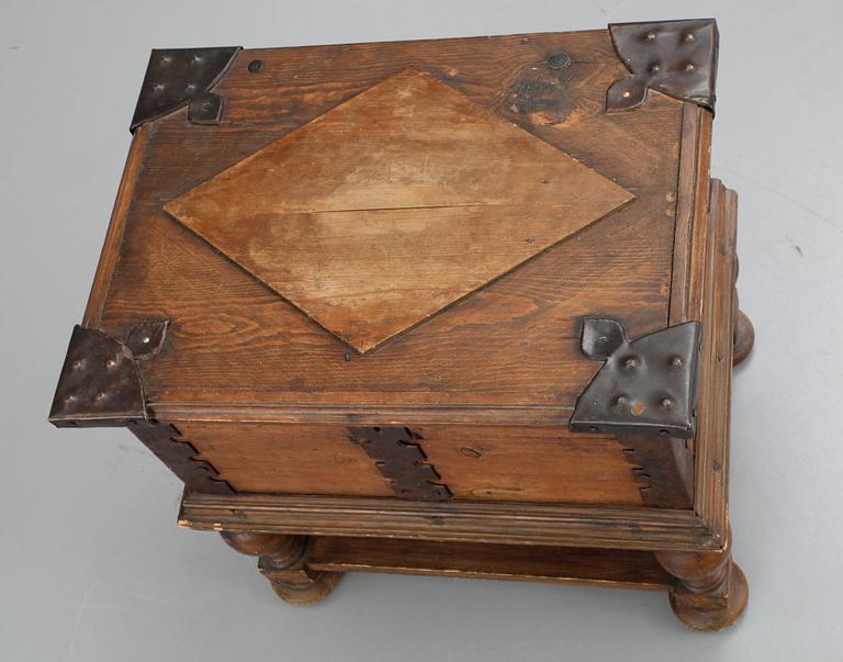 KISTA PÅ BENSTÄLLNING, allmoge, 1800-tal.