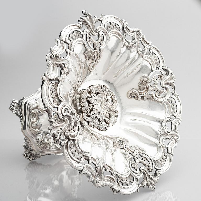 Gustaf Möllenborg, uppsatsskål på fot, silver, Stockholm 1848. Nyrokoko.