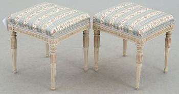 TABURETTER, ett par, sengustavianska, märkta EÖM, Erik Öhrmark, verksam 1777-1813 i Stockholm.