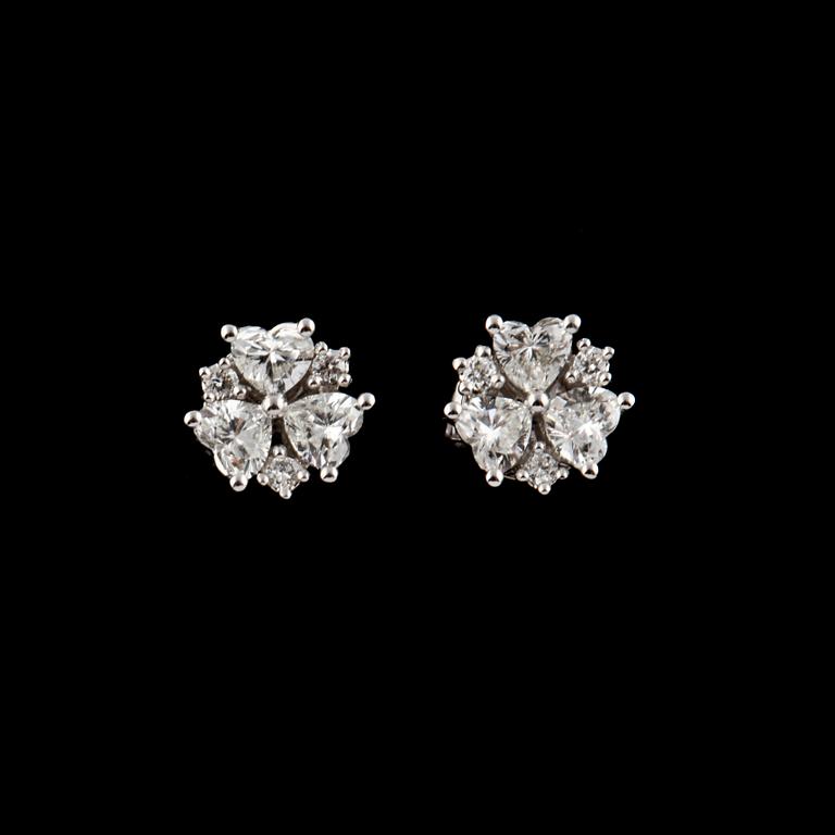ÖRHÄNGEN, 18K vitguld med briljantslipade och hjärtslipade diamanter, 0.66 ct. Vikt 2,0 g.