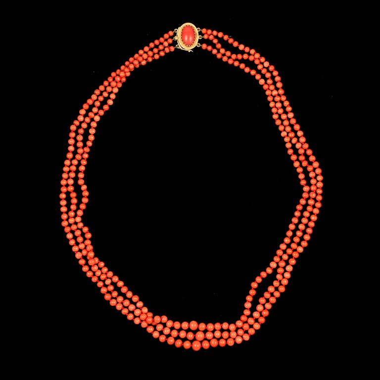 COLLIER, korallpärlor, lås 18k guld med korall, trol omkring 1800/1900.
