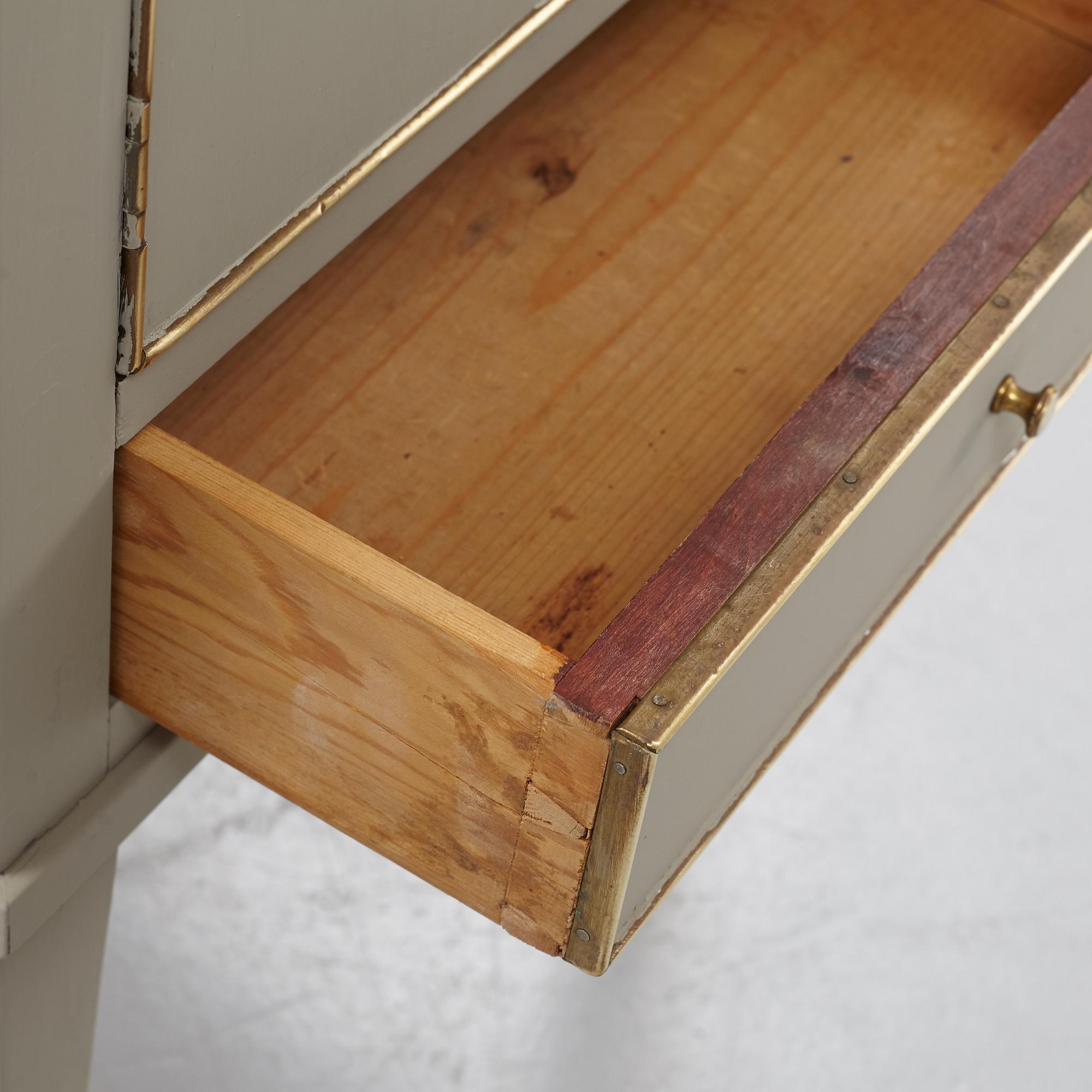 Pottskåp, sengustaviansk stil, 1900-talets första hälft.