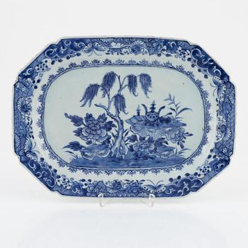 A Chinese blue and white export porcelain dish, Qing dynasty, Qianlong (1736-95).