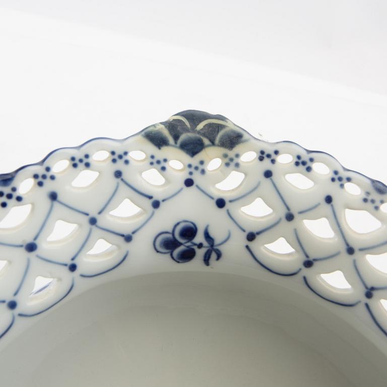 Jardinière "Musselmalet helblonde" Royal Copenhagen Denmark early 20th century porcelain.