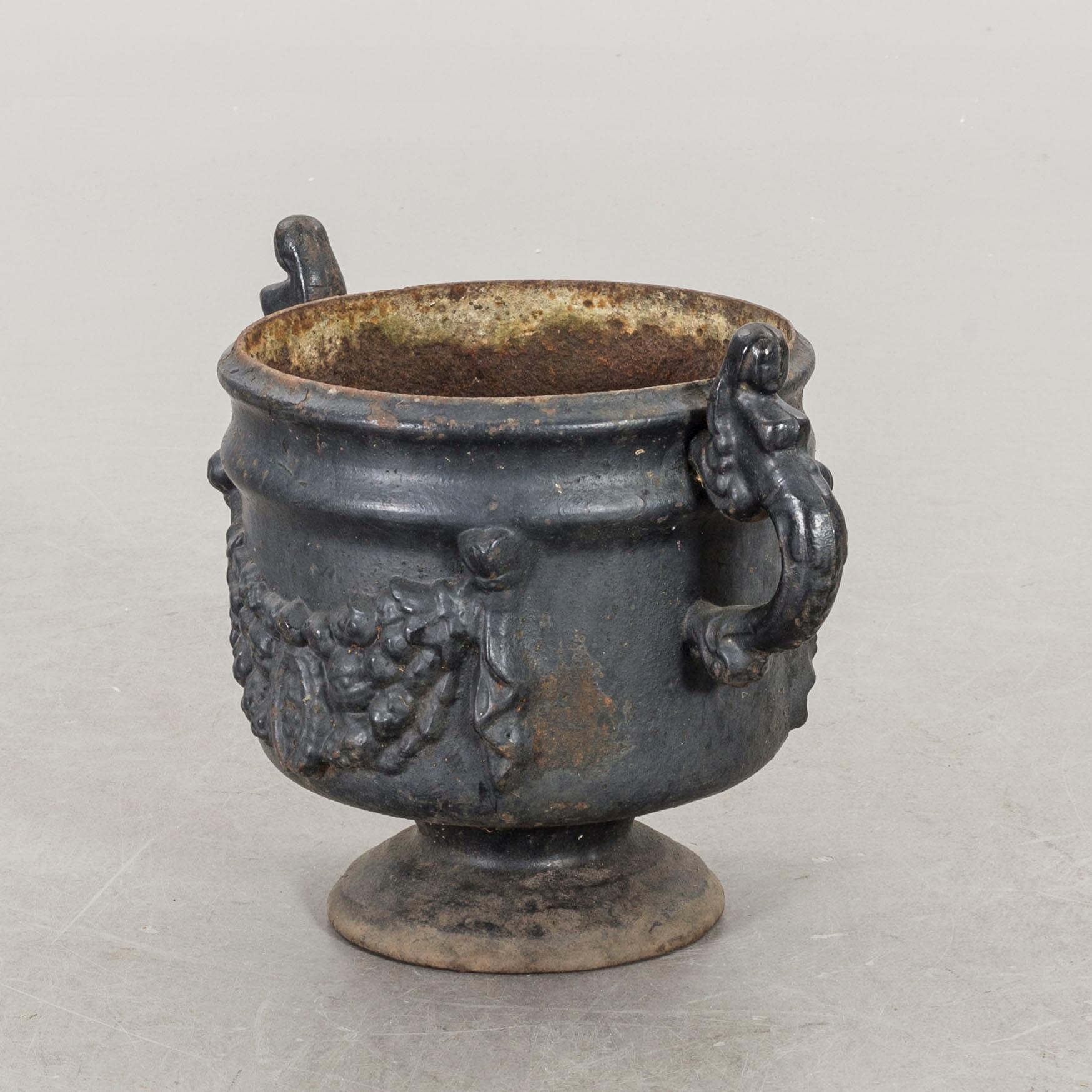 TRÄDGÅRDSURNA / YTTERFODER, gjutjärn, 1900-talets första hälft.