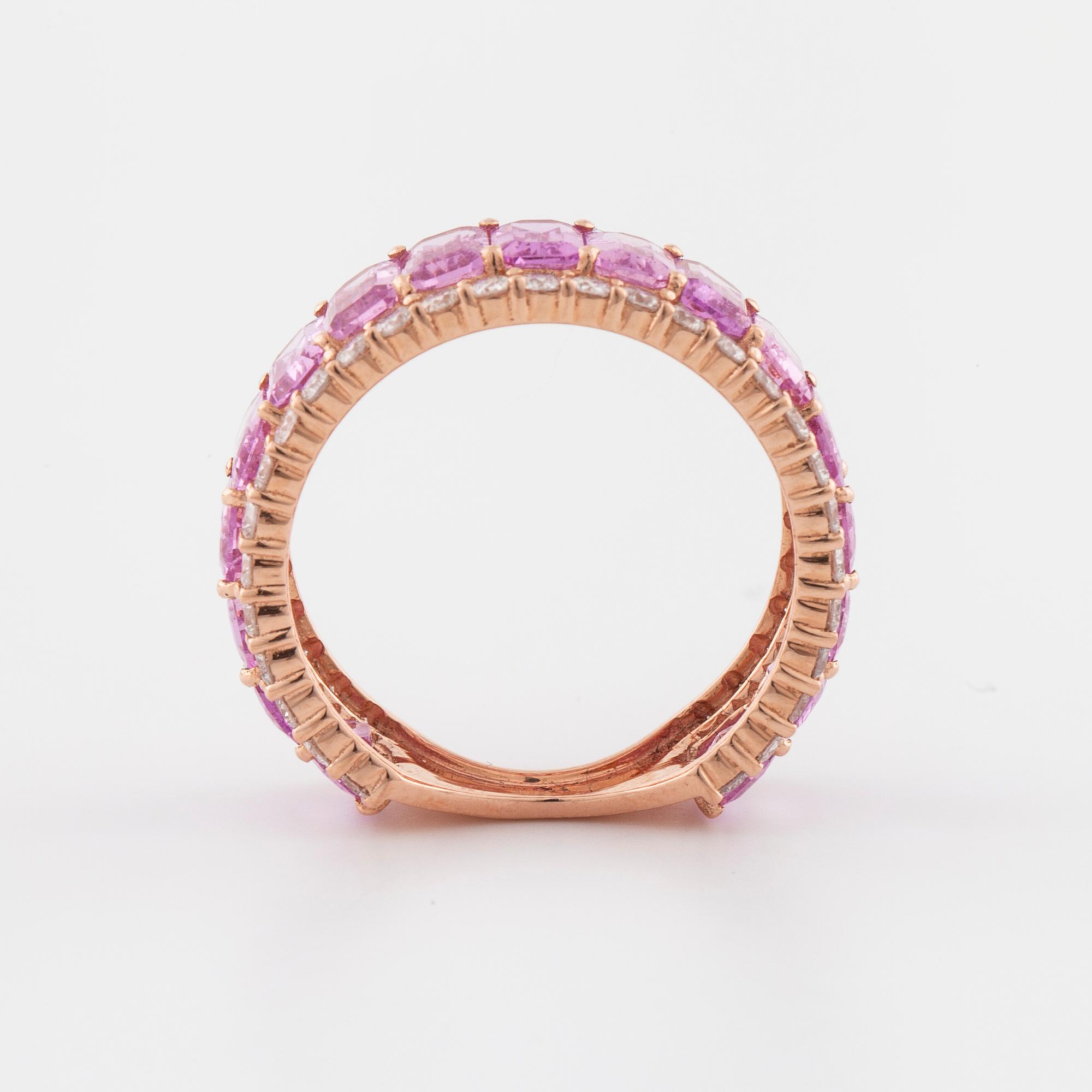 RING, med smaragdslipade rosa safirer ca 4.45 ct samt briljantslipade diamater ca 0.95 ct.