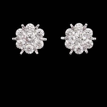 ÖRHÄNGEN, 1 par, 18 k vitguld, briljantslipade diamanter tot ca 1.06 ct.