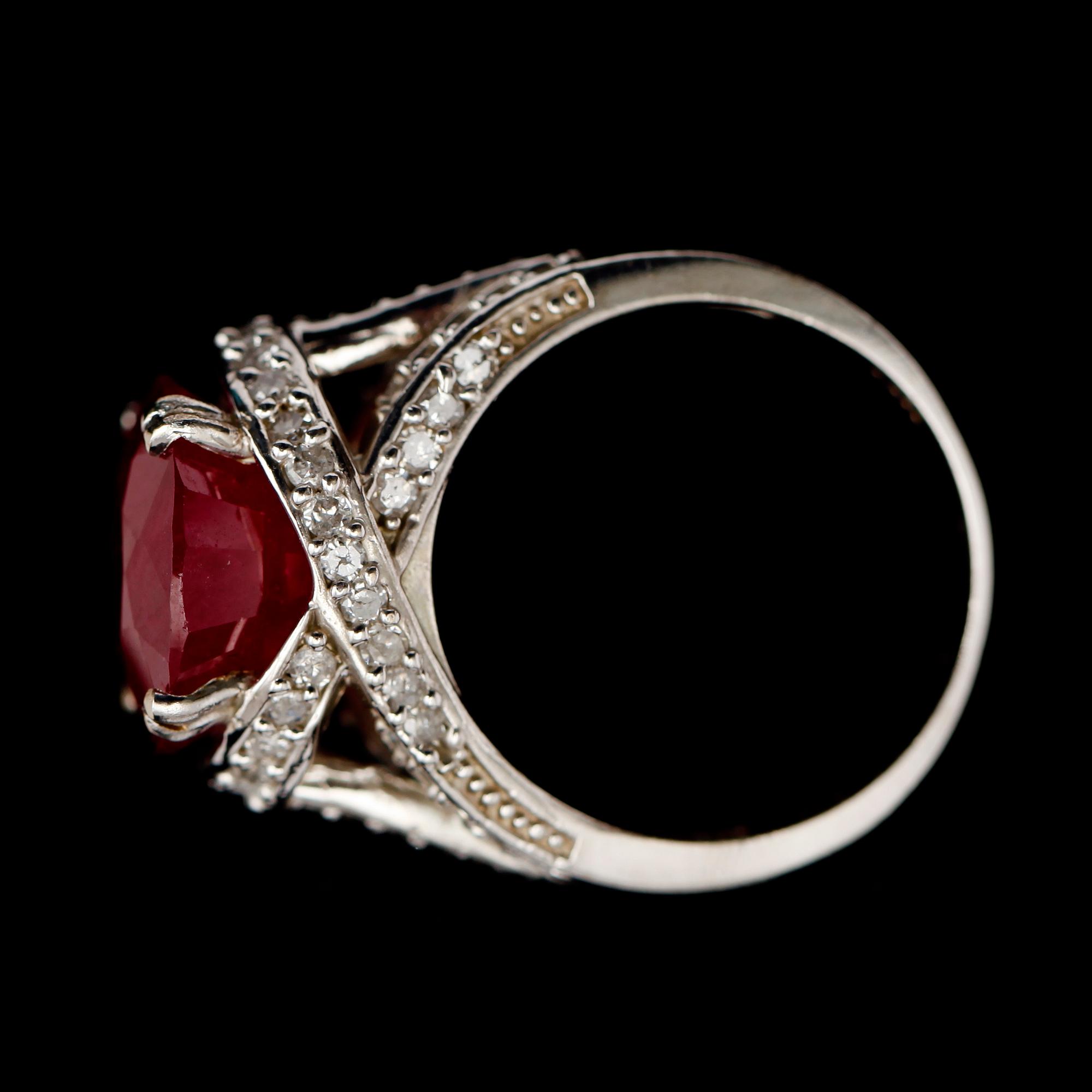 RING, 14 k vitguld, rubin ca 11.0 ct , diamanter tot ca 1.0 ct.