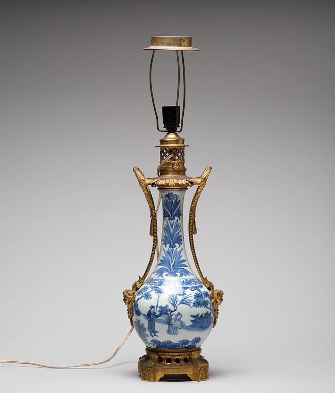 A blue and white Transitional vase, 17th Century.