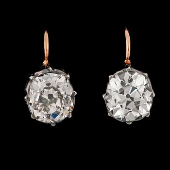 1095. A pair of antique cut diamond earrings, tot. 3.45 cts.