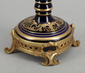 URNA med LOCK, porslin och brons, okänd tillverkare, sekelskifte 1900-tal.