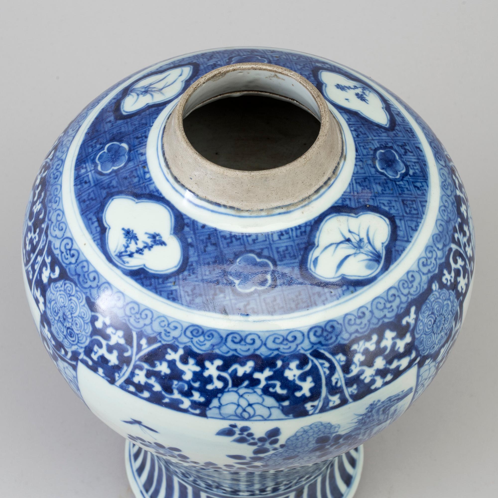 A blue and white vase, Qing dynasty, 19th Century.