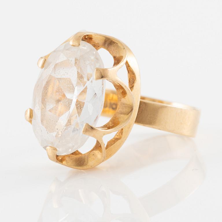 Ring 18K guld med vit syntetisk spinell.