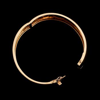 ARMRING, 18K guld, svenska stämplar H&Å Stockholm 1965. Vikt ca 52 g.