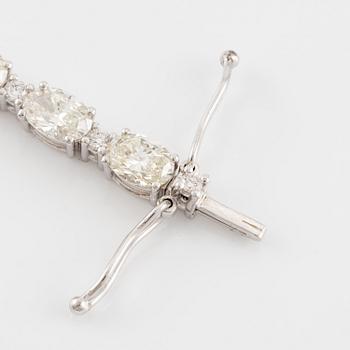 Bracelet 18K white gold with oval and brilliant-cut diamonds.