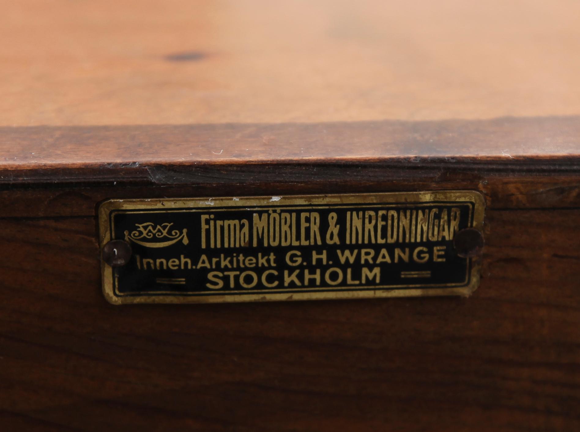 KLÄDSKÅP, 1900-talets första hälft.