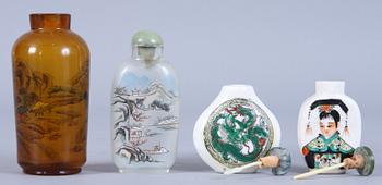 SNUSFLASKOR, 4 st, glas och porslin, 1900-tal.