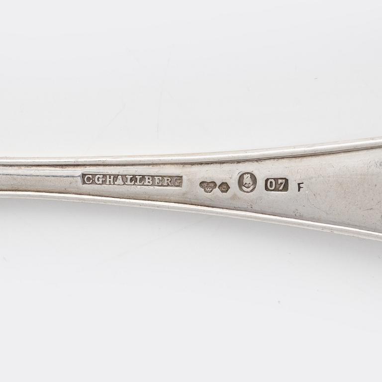 CG Hallberg, bestickuppsättning, 147 delar, silver, modell "Svensk Spetsig". Bl a Stockholm 1906.
