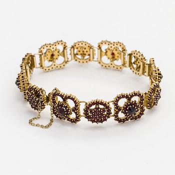 Armband, fasettslipade granater, förgyllt silver.