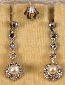 ÖRHÄNGEN, ett par, samt ÖRHÄNGE, silver resp. vitguld, pärlor o briljant.