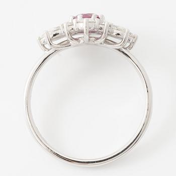 Ring 14K white gold with a ruby and brilliant- and marquise-cut diamonds.