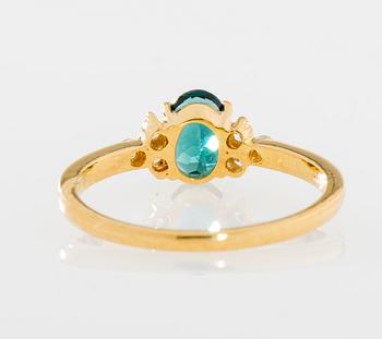 RING, 18K guld, grön turmalin, sex små diamanter, totalt ca 0,10 ct. Vikt 2,8 g.