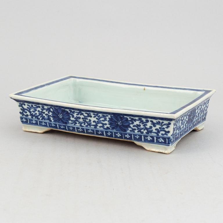 A group of 7 blue and white dishes, 18/20th Century.