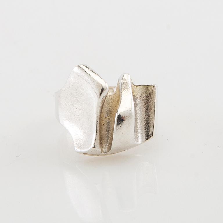 Björn Weckström, örhängen ett par "Muletta" samt ring "Pandora" 1985 silver, Lapponia.