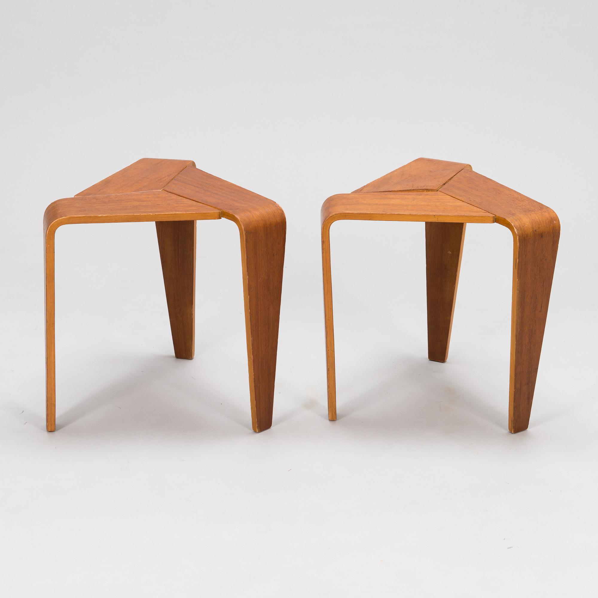 Marke Niskala-Luostarinen, jakkarapari, "Tabouret", Oy Stockmann Ab, Keravan puusepäntehdas, 1900-luvun puoliväli.